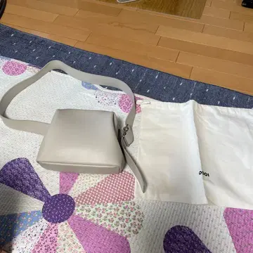 OSOI 라이트 그레이 가죽 숄더백