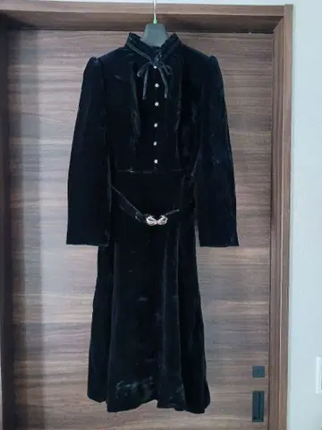 고급을 초특가로. 두꺼운 소재 블랙 벨벳 롱 드레스