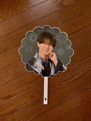 킹프리와 불꽃놀이 부채 나가세 렌