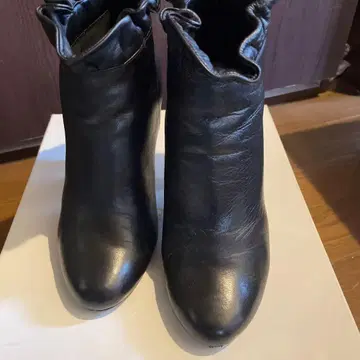 ME TOO 프릴 디자인 블랙 가죽 부츠 하이힐