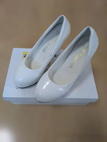 새상품급 브라이덜 신발 23cm 11cm 힐