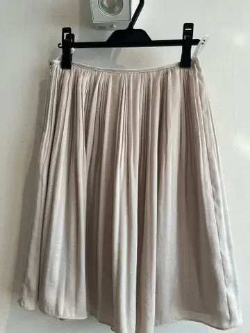 UNTITLED 플리츠 스커트 사이즈 1 라이트 베이지 무릎 기장