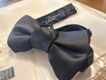 블랙 새틴 보타이와 화이트 포켓 치프 세트