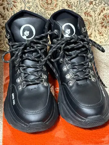 통굽 블랙 하이컷 스니커즈