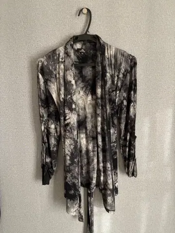 BERRINGS 타이 다이 패턴 드레이프 가디건