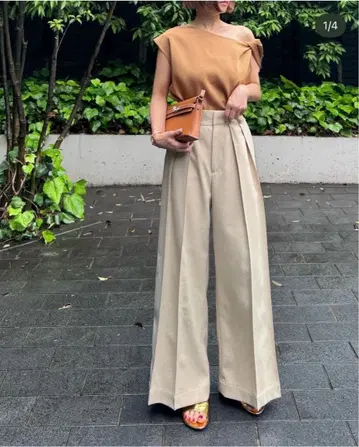 브라운 오프숄더 상의