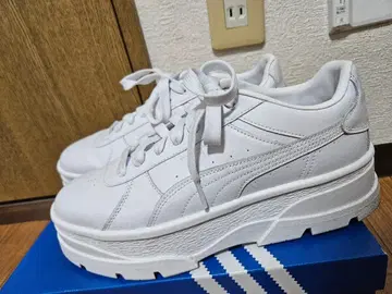 PUMA 통굽 화이트 스니커즈