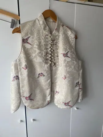 나비와 꽃 자수가 달린 베스트 중식 마자