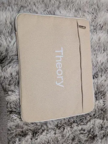 Theory 로고 포함 아이보리 파우치