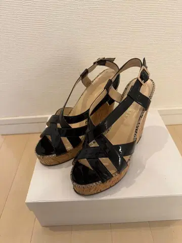 DIANA 블랙 에나멜 웨지힐 샌들