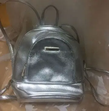실버 메탈릭 백팩