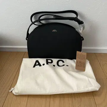 A.P.C 아페쎄 숄더백 하프문 블랙
