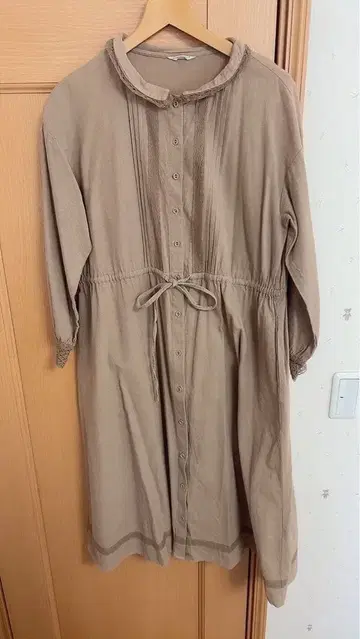 핀턱 레이스 루즈핏 원피스 모카