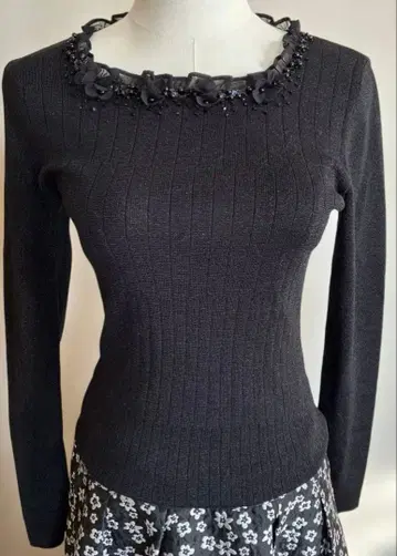 오스틴 리드 블랙 플라워 모티브 니트