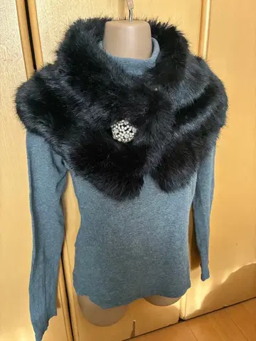 블랙 퍼 비쥬 장식 머플러