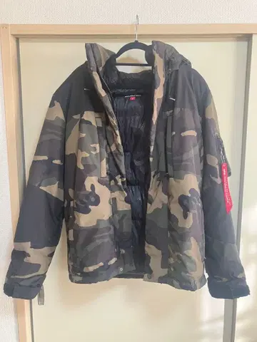ALPHA INDUSTRIES 카모플라쥬 후드 부착 다운 자켓 사이즈 M
