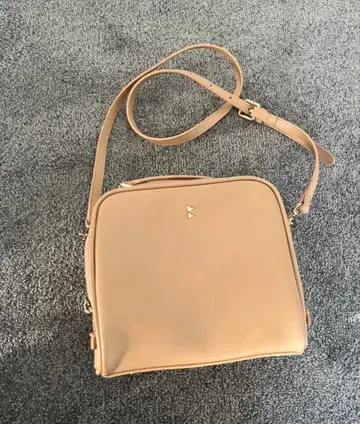 쿠미쿄쿠 베이지 숄더백 골드 로고