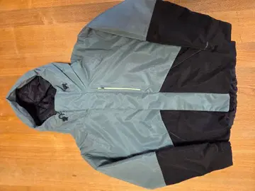 후드 부착 그레이와 블랙 재킷