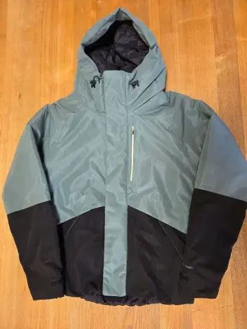 후드 부착 그레이와 블랙 재킷