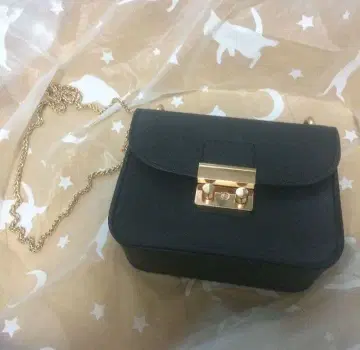 블랙 숄더백 골드 금장 장식