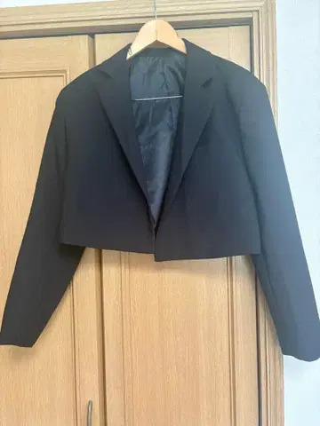 블랙 크롭 테일러드 자켓