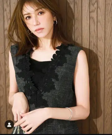 저스길리티 점프 스커트 자수 V넥 알페이지