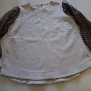 체크 무늬 시스루 소매의 긴팔 상의