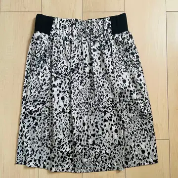 De bon coer 화이트 블랙 스팟 패턴 플레어 스커트