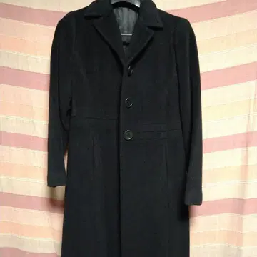 블랙 버튼이 달린 롱 코트