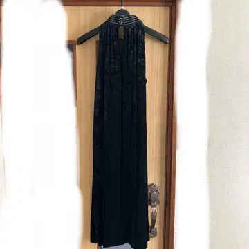 슬리브리스 벨벳 원피스 블랙