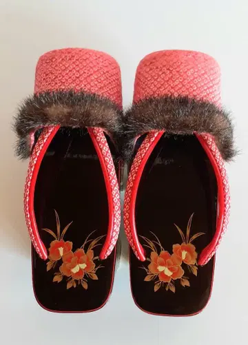 칠기 장식 발톱 걸이 달린 일본 나막신