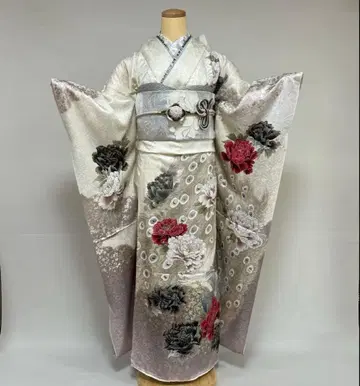 시크한 화이트 베이스의 모란과 공작 후리소데 풀세트