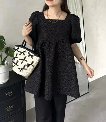 프로즈베일 플라워 자카드 퍼프 슬리브 A 라인 블라우스