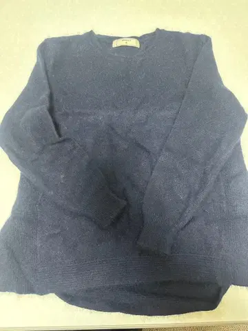 MERVEILLE H. 네이비 긴팔 스웨터