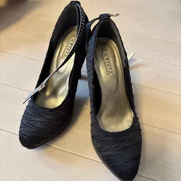 블랙 플리츠 하이힐 펌프스