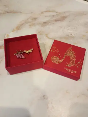 VENDOME BOUTIQUE 잠자리와 포도 핀즈 세트
