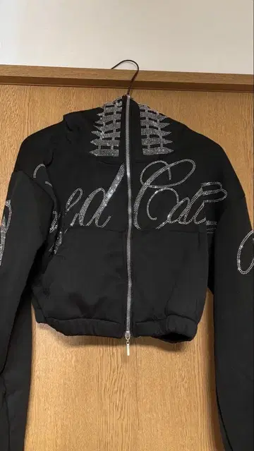 스톤 장식 블랙 크롭 후드티