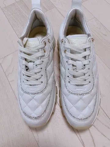 diana 화이트 퀼팅 스니커즈