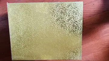 골드 컬러 꽃 무늬 일본 나막신과 클러치백 세트