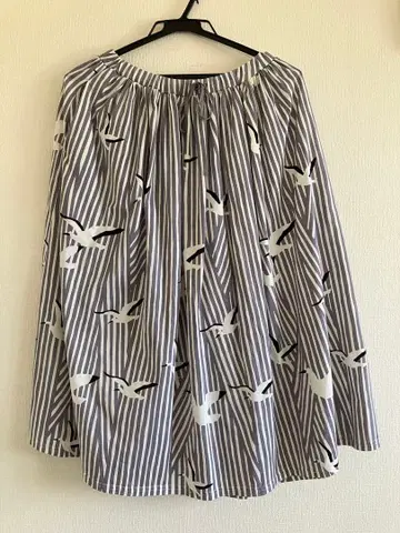 Marble Sud 황새 패턴 그레이 플레어 스커트