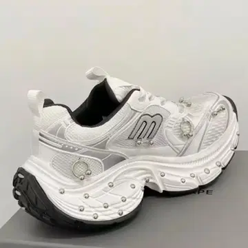 화이트 블랙 스터드 통굽 스니커즈