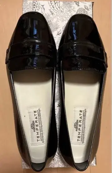 TEMPERATE 블랙 에나멜 로퍼 레인 슈즈 38