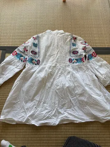 자수 들어간 화이트 코튼 셔츠