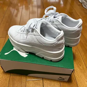 PUMA 통굽 화이트 가죽 스니커즈