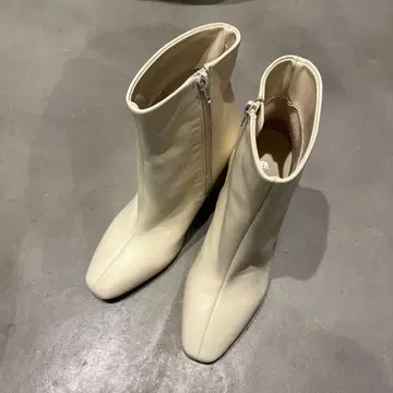 ZARA 화이트 힐 부츠