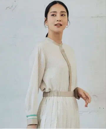 자유구 모노그램 프린트 블라우스