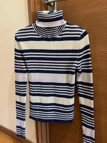 스트라이프 터틀넥 니트