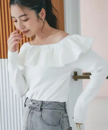 프릴 장식 오프숄더 긴팔 니트 라 부티크 봉봉