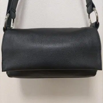 BEARDSLEY 블랙 가죽 바디백