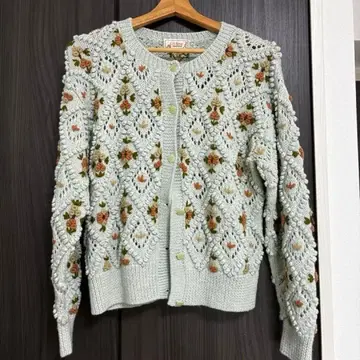 세실렌 꽃무늬 자수 가디건